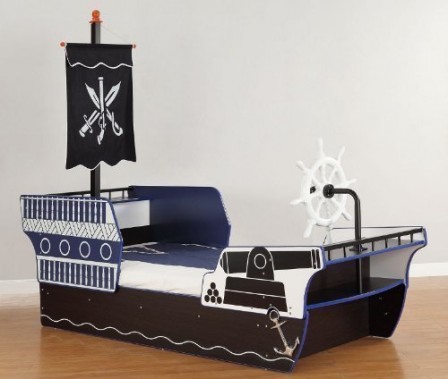 Décorer la chambre d'un garçon sur le thème des pirates : linge de ... Les jolie photo de berceau en bois avec tiroir pour bb