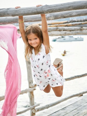 fille se balance sur une barre en bois