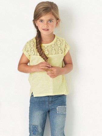 fillette porte un jean et un tee shirt jaune
