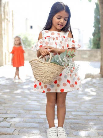 peitte fille porte un panier