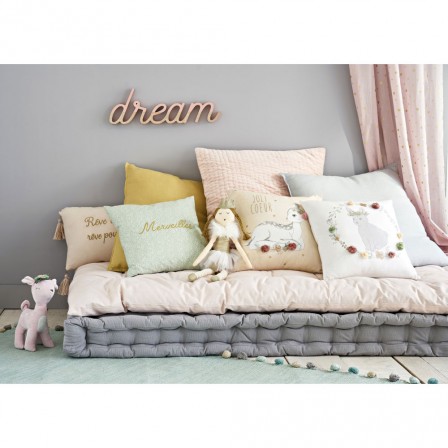 banquette de sol avec matelas gris et rose