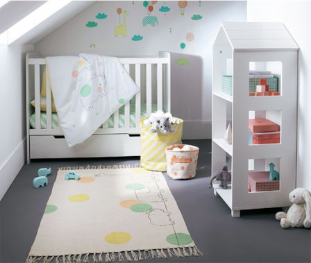 chambre_bebe_blanche_avec_lit_a_barreaux.jpg