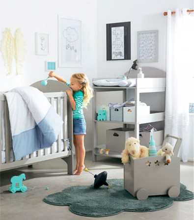 chambre_bebe_blanche_et_taupe_deco_tendance.jpg