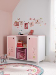 chambre fille meuble bas rose 2 portes et 2 étagères centrales pour insérer bac de rangement meuble avec décor oiseaux nature.jpg