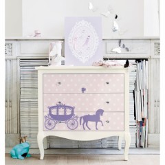 commode de princesse blanche avec 3 tiroirs à pois rose pour rangement fille avec carrosse et cheval mauve meuble chambre princesse.jpg