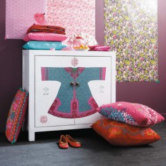 meuble bas blanc enfant avec robe poupee russe bleu et rose meuble fantaisie originale pour chambre de fille.jpg