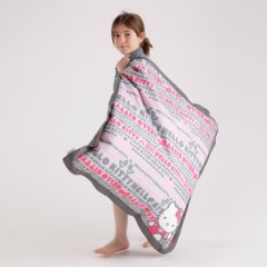 decoration chambre fille grand coussin de sol 90 cm x 90 pour fille avec tissu imprimé Hello kitty coussin de sol pas cher hello kitty.jpg