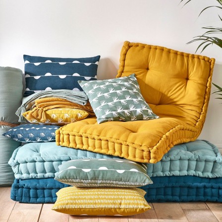 plusieurs matelas et coussins de sol empilés