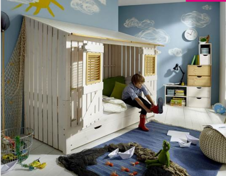 lit_cabane_enfant_style_maisonnette_avec_volets_lit_enfant_type_cabane_en_bois_naturel_pour_fille_et_garcon_lit_cabane_original_pour_enfant.png