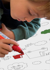 dessiner colorier sur du papier peint deco tendance pour chambre d'enfant