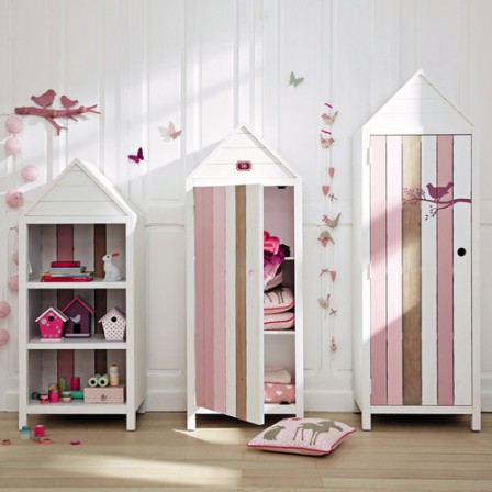 rangement_chambre_fille_rose_blanc_et_beige_bibliotheque_et_cabine_plage_petite_armoire_de_rangement_une_porte_chambre_fille.jpg