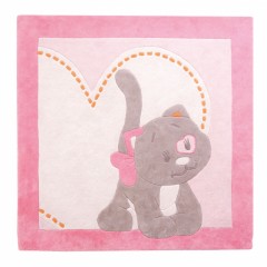 tapis chambre bebe enfant carre 120 cm x 120 cm rose avec chat iris dans un coeur tableau couleur pastel rose Noukies.jpg