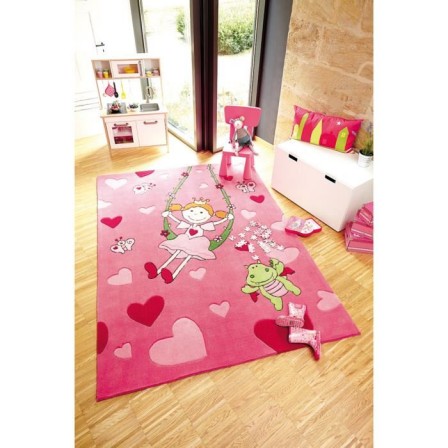 tapis_chambre_fille_rectangulaire_rose_petite_fille_sur_balancoise_et_coeurs.jpg