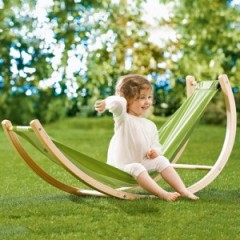 petite fille assise sur un hamac avec support en bois