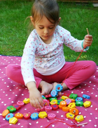 perles_en_bois_gros_modeles_pour_fille_ou_garcon_2_ans__3_ans__4_ans_et_plus_46_grosses_perles_colorees_en_bois_alphabet_chiffres_et_formes.jpg