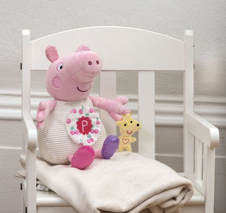 cadeau_pour_bebe_peppa_pig_peluche_d_activite_et_d_eveil_cadeau_pas_cher_bebe.jpg