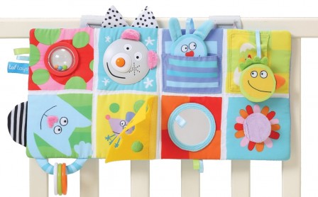 tableau_activite_bebe_pour_lit_ou_voiture_pour_jouer_et_decouvrir_matiere_et_sons_cadeau_original_naissance_bebe.jpg