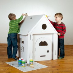 maison en carton grand modèle à décorer pour jouer activités manuelles avec carton recyclé pour fille ou garçon pas cher original.jpg