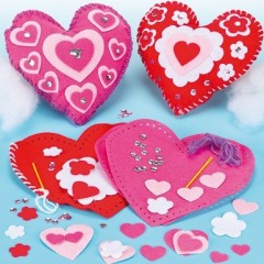 coussin coeur en feutrine à coudre activites manuelles filles ou garçon couture feutrine facile et pas cher cadeau fete des meres loisirs creatifs pas cher.jpg