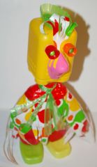 poule de paques à fabriquer avec une bouteille de shampoing des bouchons et des sacs plastiques colorés