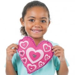 fêtes de mères fabriquer un cadeau maternelle grande section loisirs creatifs coeurs en feutrine à coudre facile.jpg