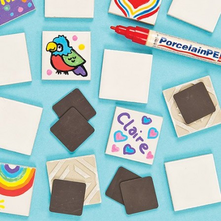 magnets_fete_des_meres_en_ceramique_a_dessiner_carreau_de_4_5_cm_x_4_5_cm_blanc_en_ceramique_a_decorer_avec_feutre_ceramique_ou_peinture_idee_cadeau_a_fabriquer.jpg