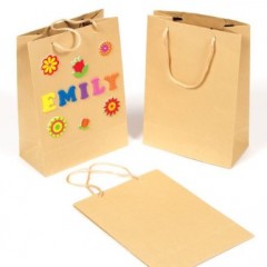 sac en papier à décorer avec autocollant, ruban et autre decoration fabriquer sac cadeau original avec enfants.jpg