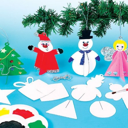Noel_activites_pour_enfant_de_4_ans__5_ans__6_ans__et_plus_en_maternelle_garderie_fabriquer_des_decorations_a_suspendre_dans_le_sapin_decorer_sujets_de_noel_en_carton.jpg