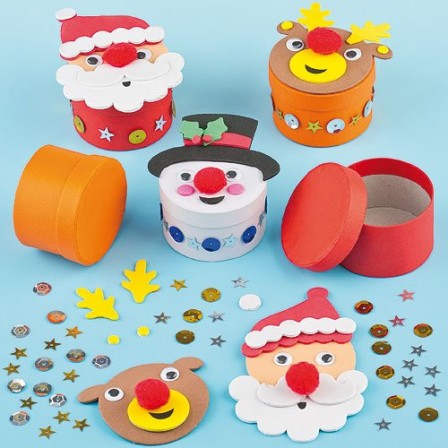 decorer_boite_cadeau_de_noel_activites_enfants_fabriquer_boite_ronde_theme_noel_pour_emballage_cadeau.jpg