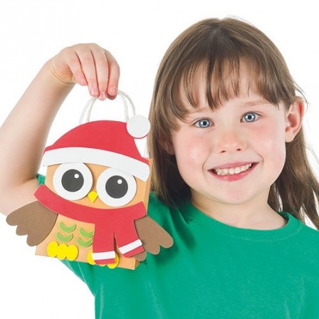 fabriquer_paquet_cadeau_de_noel_avec_enfant_materiel_pas_cher_pour_noel_atelier_creatif_paquet_cadeau_ludique.jpg