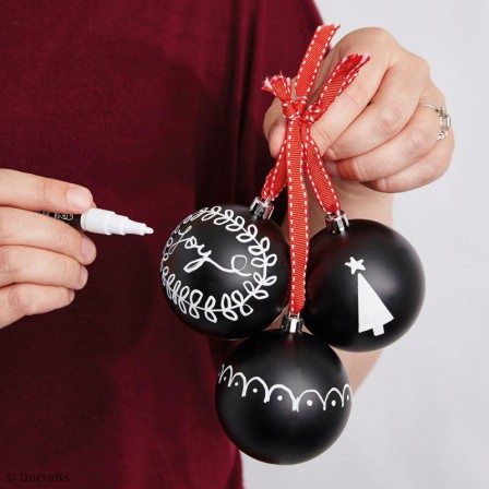 boule_de_noel_a_decorer_ardoise_noire_personnaliser_boule_de_noel_et_deco_sapin.jpg