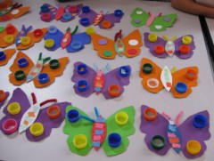 bricolage maternelle printemps récup papillon bouchon et carton couleur activité facile pour petit maternelle decoration nature printemps papillon.jpg