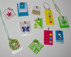 porte clé pendentif bijou de portable bijou de sac en plastique recup bouteille et flacon shampoing gel douche activites manuelles enfant