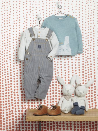 tenue_bebe_garcon_du_3_mois_au_2_ans_salopette_rayee_et_pull_bleu_ciel_col_rond.jpg