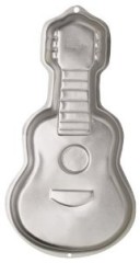 moule gâteau guitare moule patisserie wilton en forme de guitare pour gâteau fête annivesaire musicien.jpg