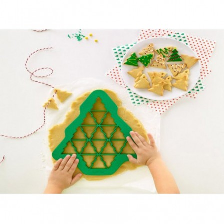 faire_biscuit_de_noel_sapin_avec_les_enfants_emporte_piece_19_sapins_par_moule.jpg
