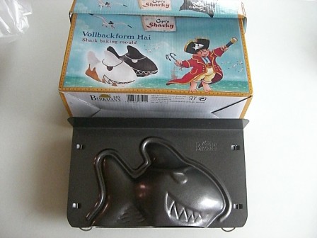 moule_gateau_requin_pirate_moule_pour_faire_gateau_3_D_requin_anniversaire_enfant.jpg