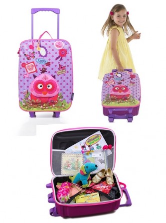 petite fille tire une valise