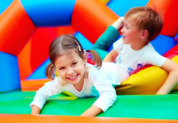 enfants jouent dans une structure