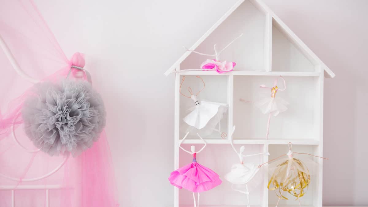 Une maison de poupée et étagère de rangement : un jouet utile