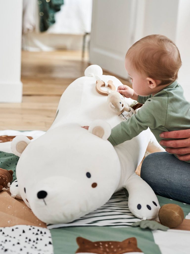 bébé joue avec une peluche activités