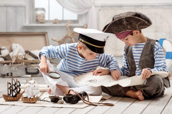 Deux garçons déguisés en pirate et deco chambre