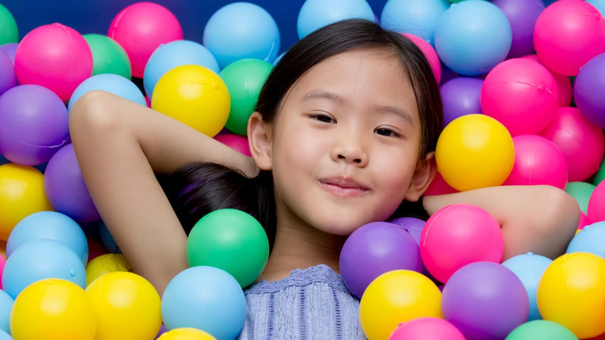 Idée de cadeau pour enfants de 2 à 5 ans : la piscine à balles pour s’amuser – Cube d’activités pop up pour enfants