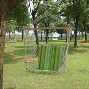 hamac chaise accroché à une branche