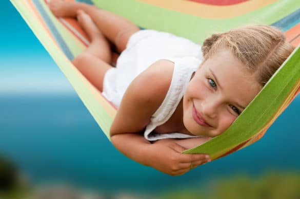 petite fille allongée dans un hamac
