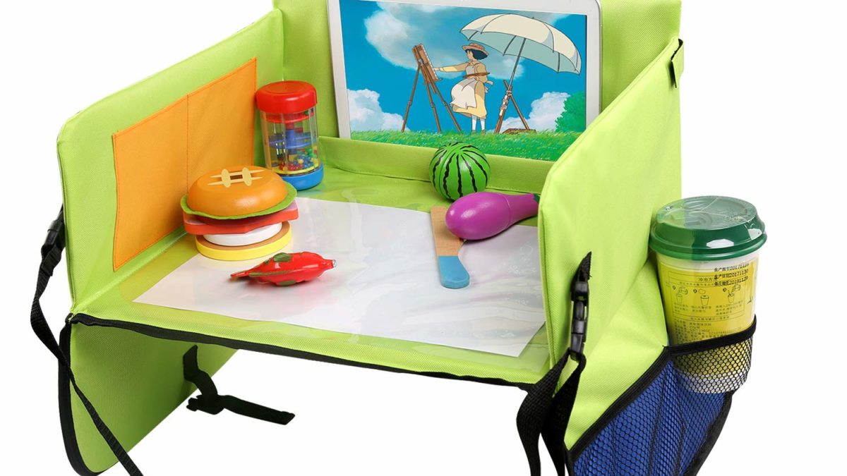 Voyage en voiture : plateau voyage enfant et tablette