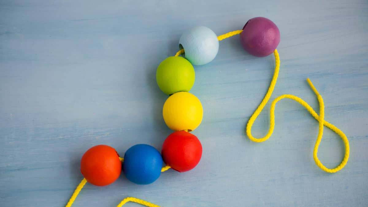 Perles en bois pour composer de jolis colliers – Jeux et jouets pour enfants de 1 an à 4 ans – La dextérité par le jeu pour les enfants