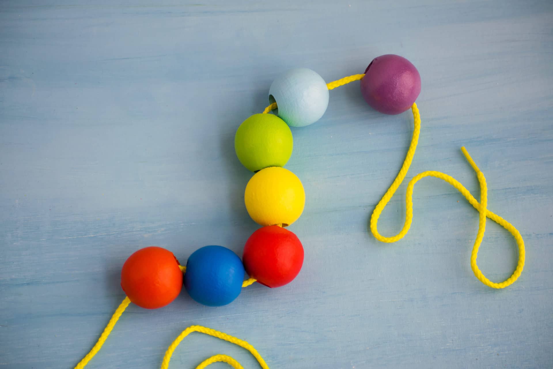 Perles En Bois Pour Composer De Jolis Colliers Jeux Et Jouets Pour Enfants De 1 An A 4 Ans La Dexterite Par Le Jeu Pour Les Enfants Un Max D Idees