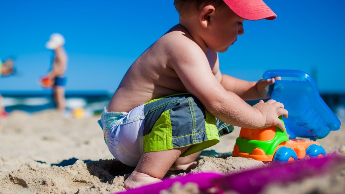 Jeux et jouets pour s’amuser sur la plage – Construire des châteaux, mouler des formes, transporter du sable – Jeux de plage pour enfants