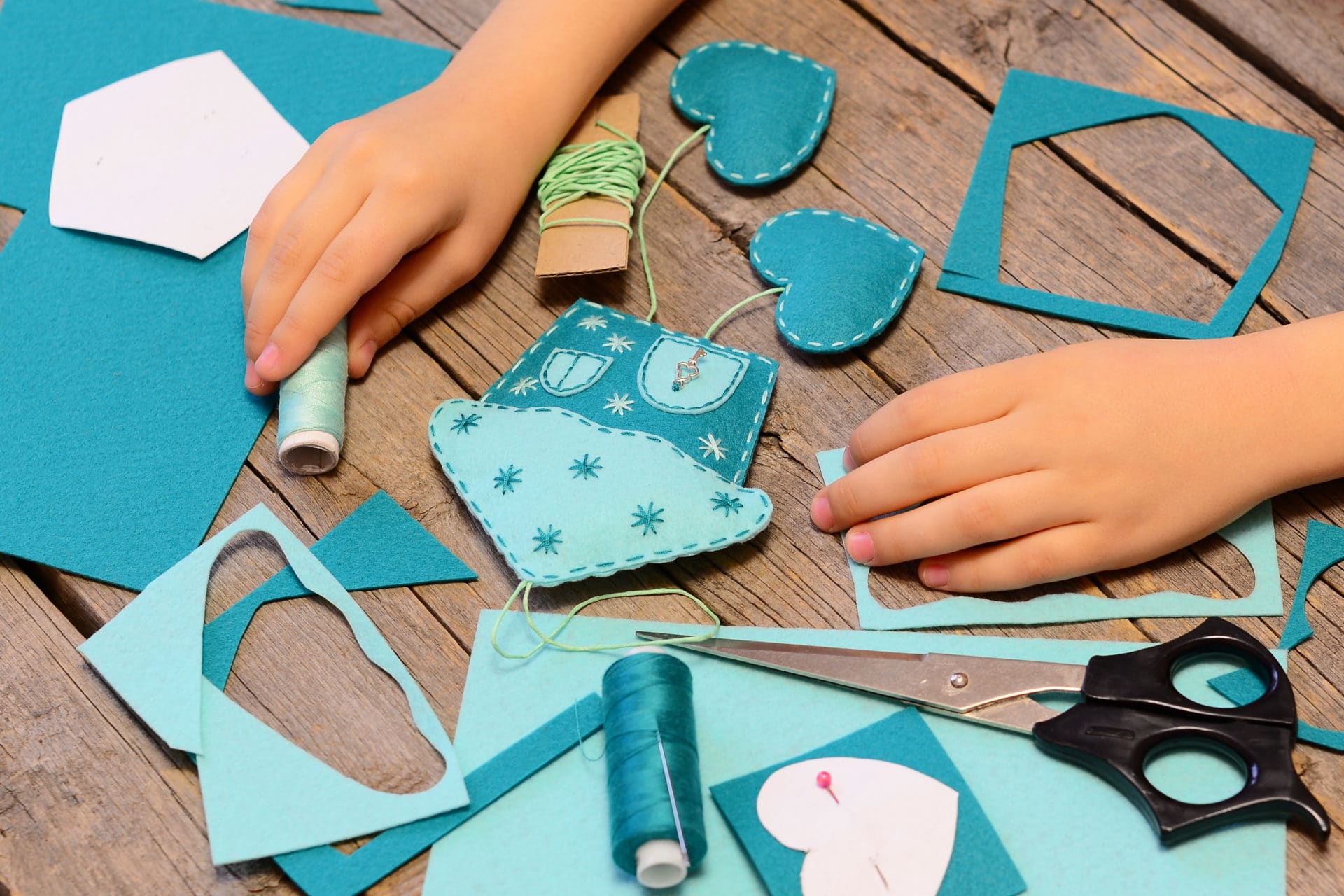Dsaren 4 Paquets Kits de Couture Loisirs Créatifs Enfant Debutant Kit dartisanat Sac à Main Bricolage 4 Modèles 